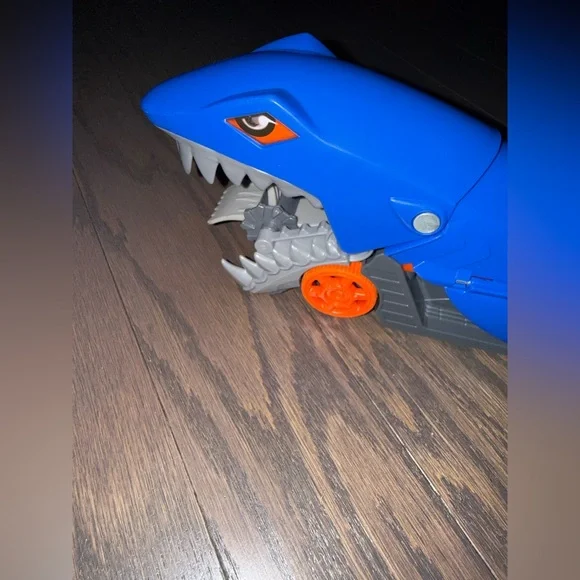 Hot Wheels GVG36 Shark Chomp Transporter Playset -Eats Cars! - Picture 5 of 13
